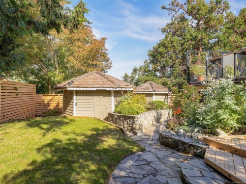 1657 Ash Rd, Saanich, BC 