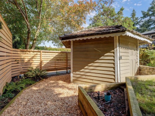 1657 Ash Rd, Saanich, BC 