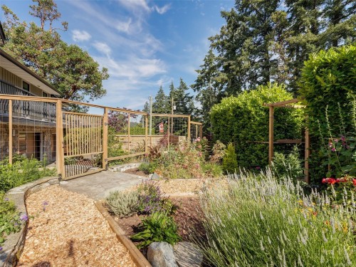 1657 Ash Rd, Saanich, BC 