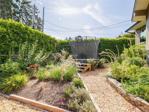 1657 Ash Rd, Saanich, BC 
