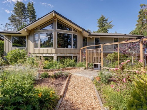 1657 Ash Rd, Saanich, BC 