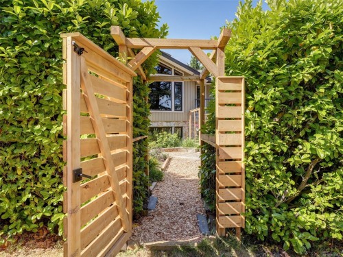1657 Ash Rd, Saanich, BC 