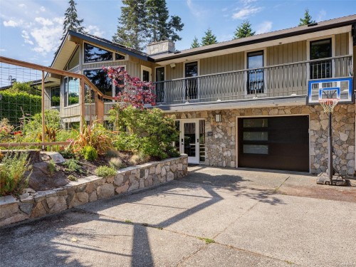 1657 Ash Rd, Saanich, BC 