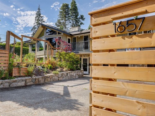 1657 Ash Rd, Saanich, BC 