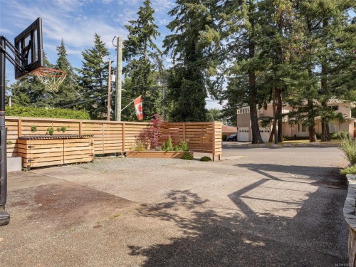 1657 Ash Rd, Saanich, BC 