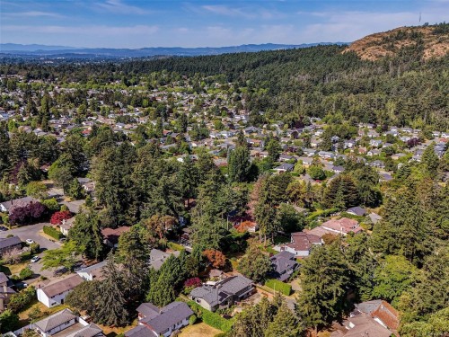 1657 Ash Rd, Saanich, BC 