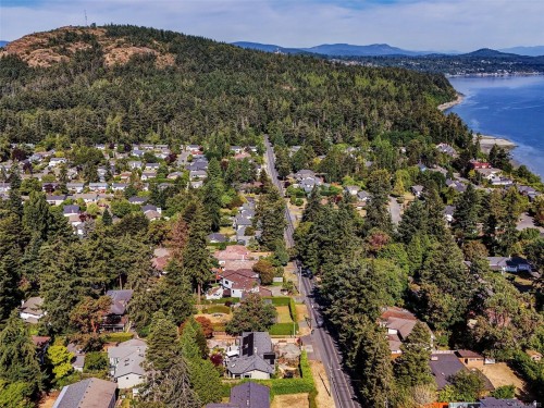 1657 Ash Rd, Saanich, BC 