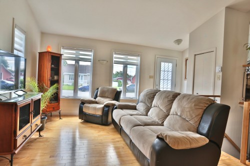 Salon - 1228 5E Avenue, Acton Vale, QC 