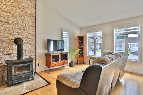 Salon - 1228 5E Avenue, Acton Vale, QC 