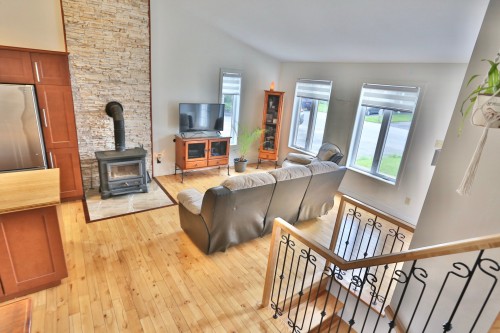 Salon - 1228 5E Avenue, Acton Vale, QC 