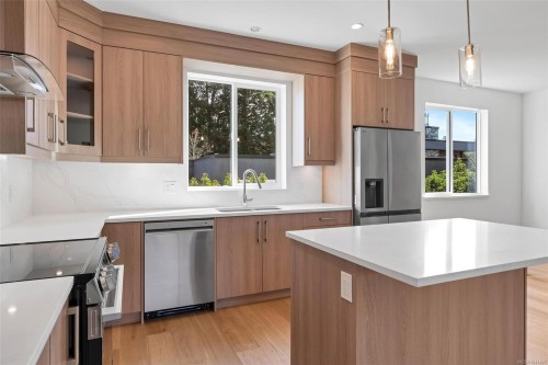 #3-1559 Ash Rd, Saanich, BC 