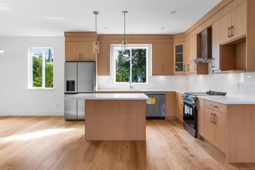 #3-1559 Ash Rd, Saanich, BC 