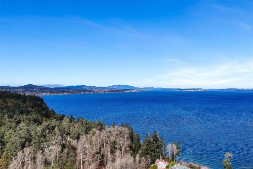 #3-1559 Ash Rd, Saanich, BC 