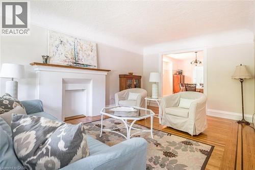 11 Dromore Crescent, Hamilton, ON - Indoor Photo Showing Living Room