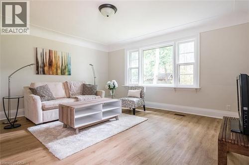 11 Dromore Crescent, Hamilton, ON - Indoor Photo Showing Living Room
