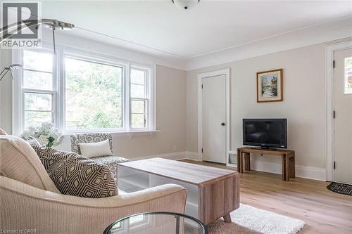 11 Dromore Crescent, Hamilton, ON - Indoor Photo Showing Living Room