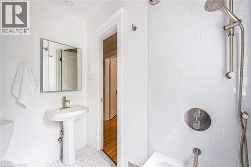 11 Dromore Crescent, Hamilton, ON - Indoor Photo Showing Bathroom
