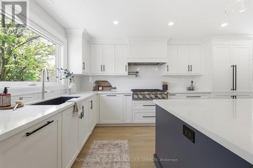 2029 Kempton Park Drive, Mississauga, ON - Indoor Photo Showing Kitchen With Upgraded Kitchen