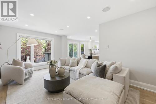 2029 Kempton Park Drive, Mississauga, ON - Indoor Photo Showing Living Room