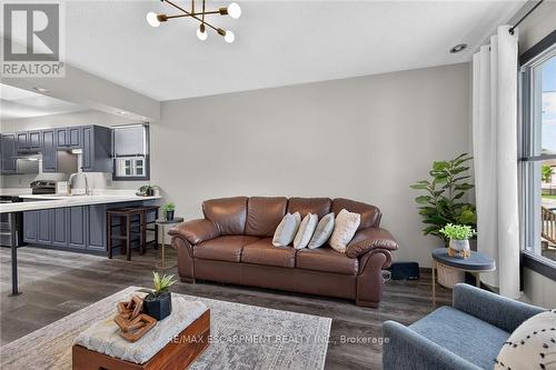 184 London Street N, Hamilton, ON - Indoor Photo Showing Living Room
