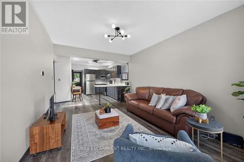 184 London Street N, Hamilton, ON - Indoor Photo Showing Living Room