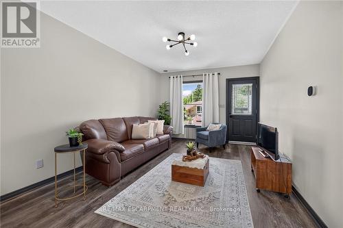 184 London Street N, Hamilton, ON - Indoor Photo Showing Living Room