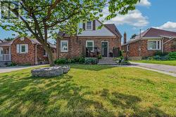 43 WOODBRIDGE ROAD  Hamilton, ON L8K 3C8