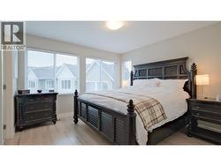 Primary bedroom w/ensuite - 