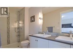Primary ensuite w/double vanity sinks - 