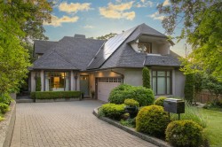 586 Island Rd Oak Bay, BC V8S 2T6
