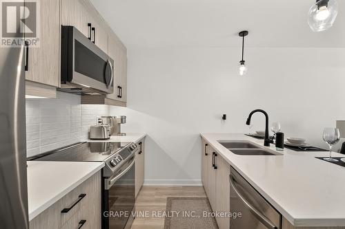 369 Olivenite Private, Ottawa, ON - Indoor Photo Showing Kitchen With Double Sink With Upgraded Kitchen