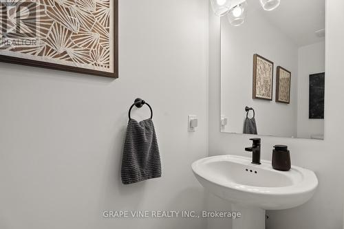 369 Olivenite Private, Ottawa, ON - Indoor Photo Showing Bathroom