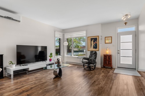 Salon - 157 Rue Du Carignan, Saint-Jean-Sur-Richelieu, QC 