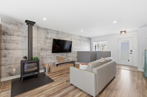 Salon - 45 Rue De L'Affluent, Saint-Hippolyte, QC 