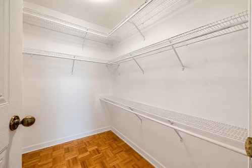 Penderie (Walk-in) - 288 Av. Jaillet, Pointe-Claire, QC 