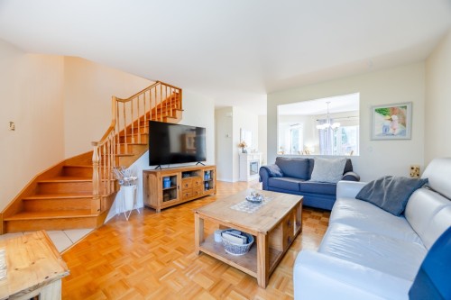 Salon - 288 Av. Jaillet, Pointe-Claire, QC 