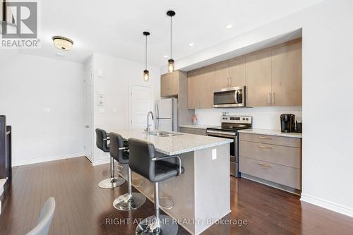 Island with Bar Stools - 554 Labrador Crescent, Ottawa, ON 