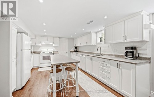 Eat-in kitchen - 5 Mendip Crescent, Toronto, ON 