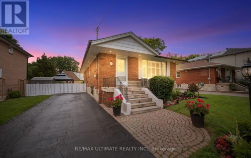 Great curb appeal w/ exterior lighting - 5 Mendip Crescent, Toronto, ON 