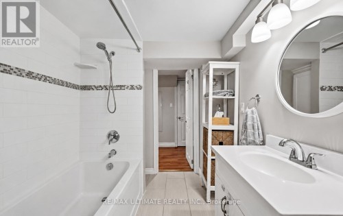 Spacious bathroom - 5 Mendip Crescent, Toronto, ON 
