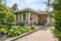 2046 DORVAL AVENUE  Ottawa, ON K1G 2N8