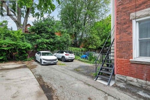 Convenient parking space can accomodate 3 cars - 169 Florence Street, Ottawa, ON 