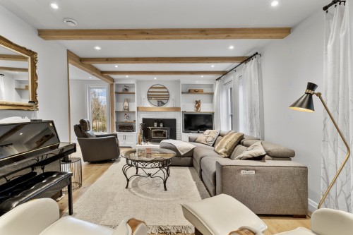 Salon - 230 Rue René, Magog, QC 