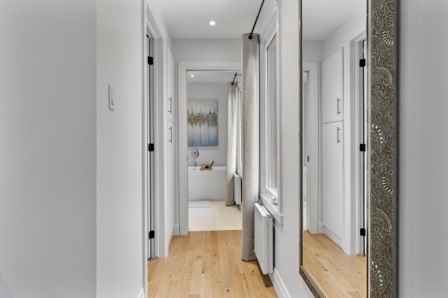 Corridor - 230 Rue René, Magog, QC 