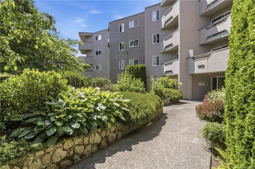 #203-3800 Quadra St  Saanich, BC V8R 5G4