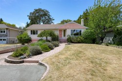 930 Runnymede Pl  Oak Bay, BC V8S 2V9