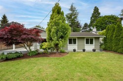 7662 Wallace Dr Central Saanich, BC V8M 1N5