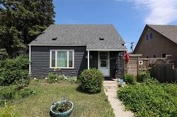 1213 Selkirk AVE  Winnipeg, MB R2X 0C8