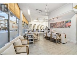 3122 OAK STREET  Vancouver, BC V6H 2L1