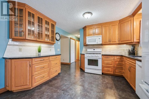 28 Edward Street, Mapleton, ON 